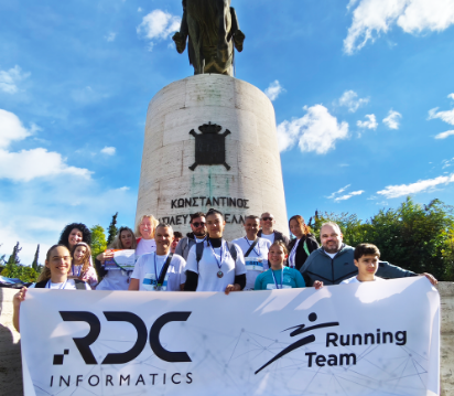 Η ομάδα της RDC Informatics με τις οικογένειές της στο EEA Athens Run 2026, στο Πεδίον του Άρεως