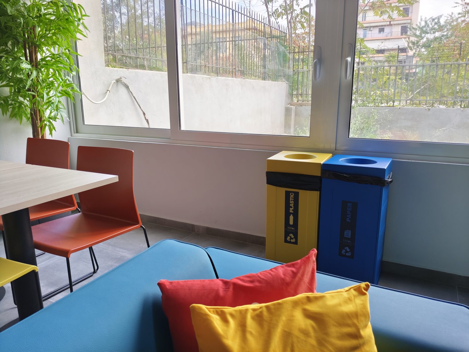Χώρος διαλείμματος της RDC Informatics με κάδους ανακύκλωσης